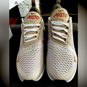 New/never worn, men’s Nike 270s, size 11